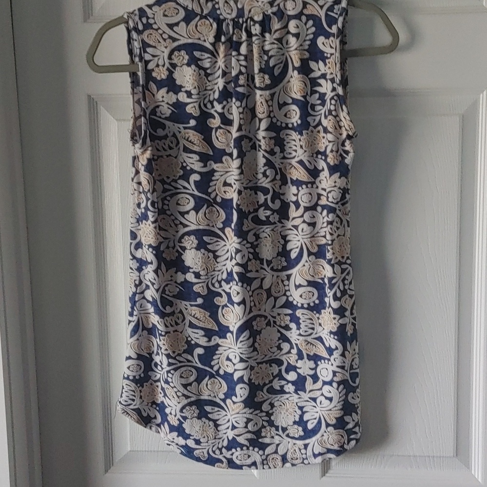 SJS Blue and White Floral Brocade Sleeveless Blouse Size Medium - Picture 5 of 5